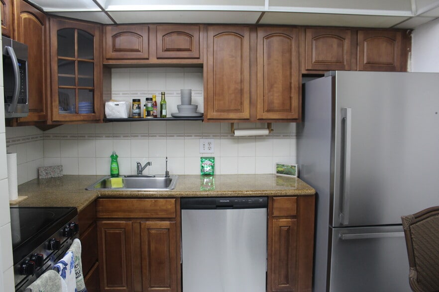 Building Photo - 4156 Inverrary Dr