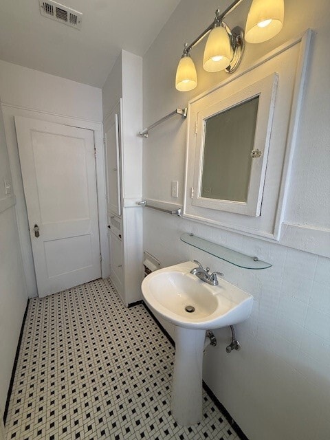 Building Photo - 1710 Bolsover St