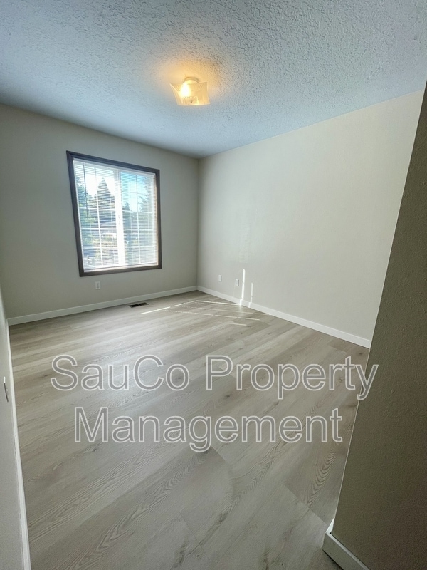 Building Photo - 324 SE 30th Ave