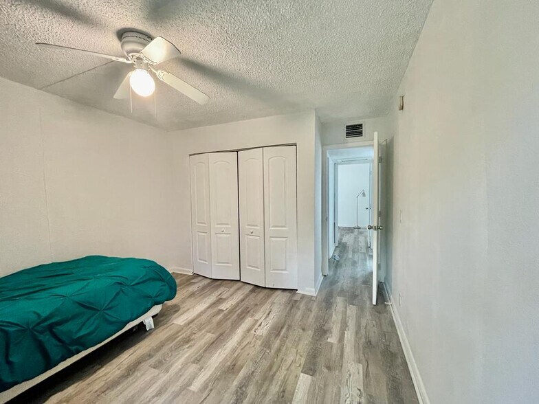 Building Photo - 332 Sunshine Dr