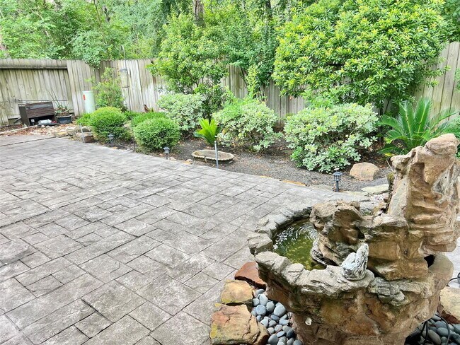 Building Photo - 42 W Foxbriar Forest Cir