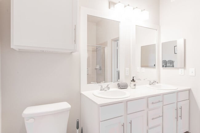 Building Photo - 2301 1/2 Montopolis Dr