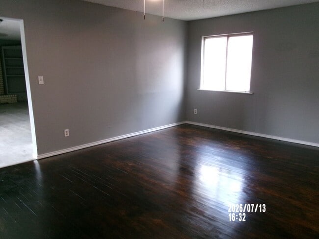 Building Photo - Spacious home with lots of personality located in Lawton Heights