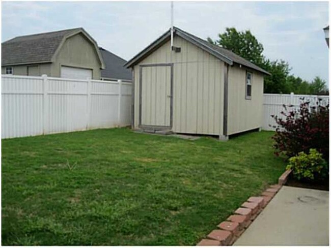Building Photo - 614 Leisure Ln