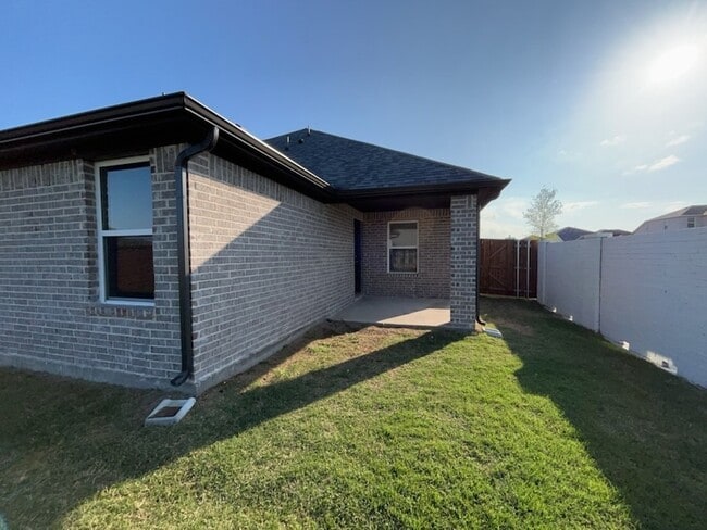Building Photo - 612 Amenduni Ln