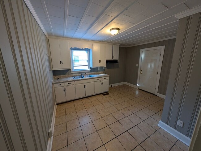 Building Photo - Cozy 2 Bedroom