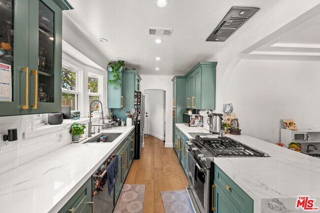 Building Photo - 3871 Roxton Ave