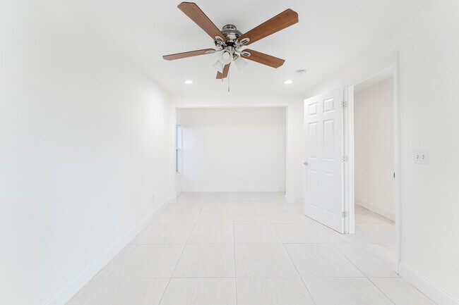 Building Photo - 364 E Palmetto Park Rd