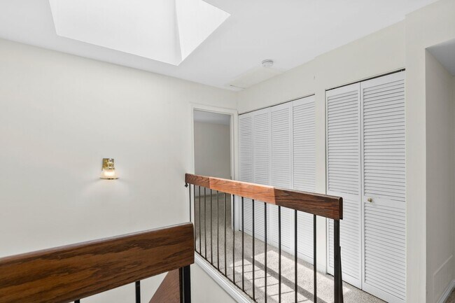 Building Photo - Spacious 1,440 SF Central West End Home with Garage Parking, Pool Access & Close to BJC/WashU