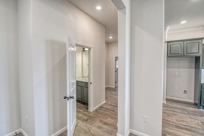 Building Photo - Beautiful Home in Summit Lakes!