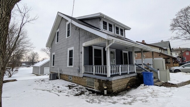 Building Photo - Welcome to this newly renovated gem located in the heart of North Canton