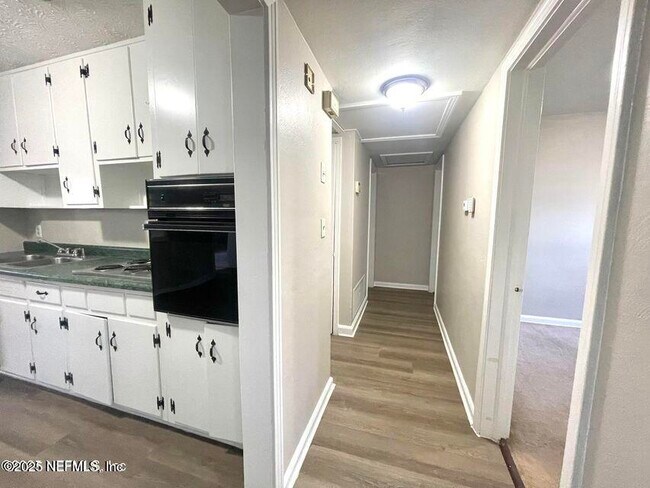 Building Photo - 6422 Solandra Dr