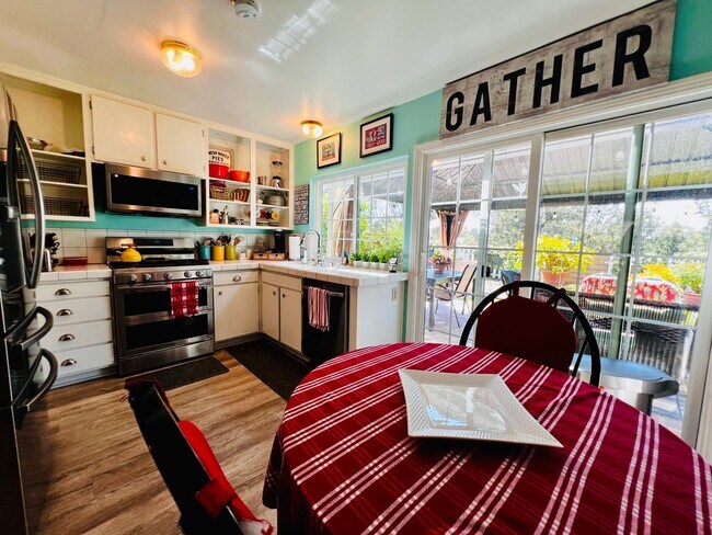 Building Photo - LAKE ACCESS!! Beautiful 4 bedroom 2 bath House, adorable front/back yard