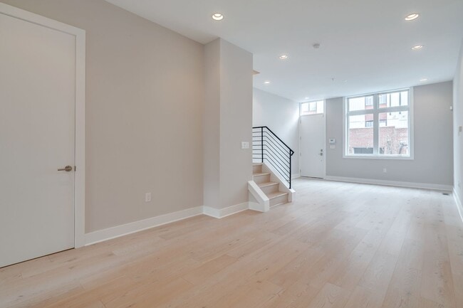 Building Photo - Northern Liberties Townhome with Parking