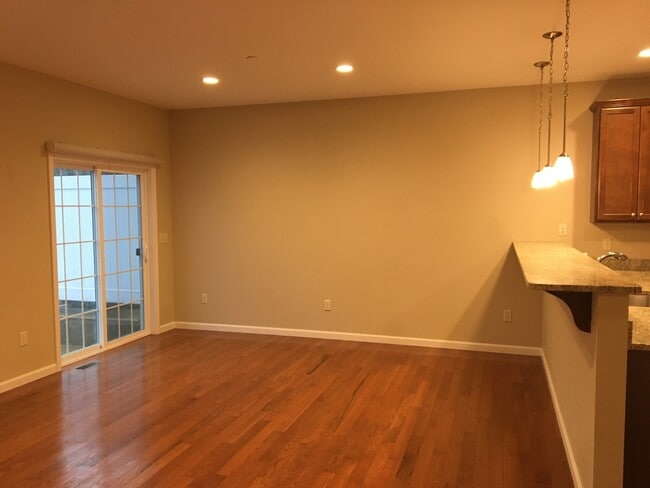 Building Photo - 3 Bedroom, 3 1/2 Bath Condo