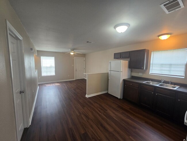 Building Photo - Charming 2 Bedroom Single Family Home