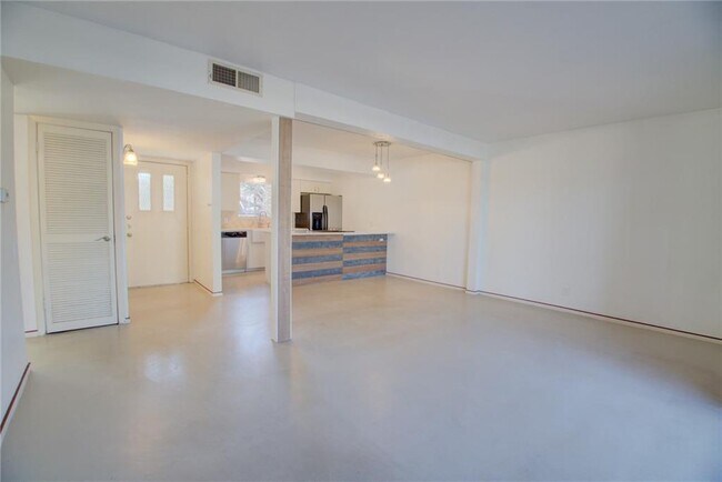 Building Photo - 1304 Mariposa Dr