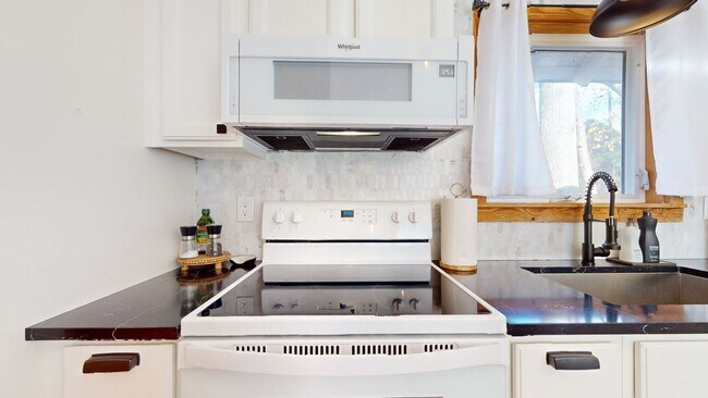 Building Photo - Adorable 3 Bedroom House near NCSU - Available August 1st!