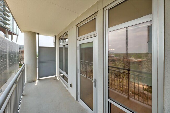 Building Photo - 603 Davis St