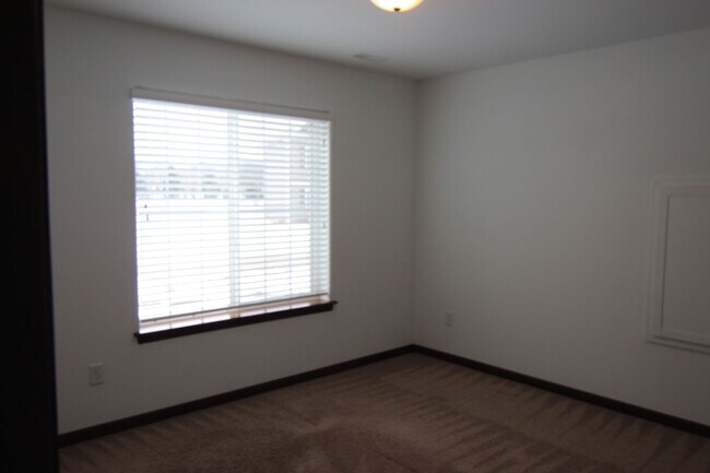 Building Photo - 4 Bedroom, 3 bath close to University