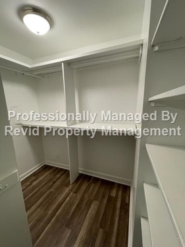 Building Photo - *FIRST MONTH RENT FREE* Freshly Renovated ...