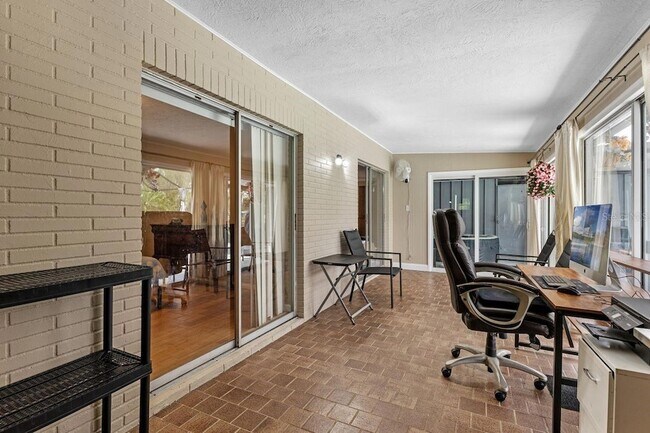 Building Photo - 2622 Hibiscus Ct