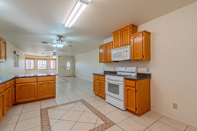 Building Photo - "Well Maintained 2-Bedroom, 2 Bathroom hom...