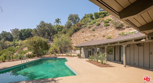 Building Photo - 1365 N Wetherly Dr