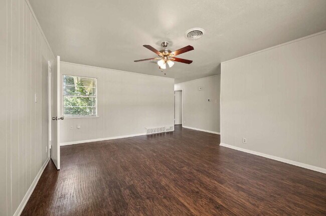 Building Photo - Spacious 4 Bedroom Home with Expansive Living Areas in a Convenient Location