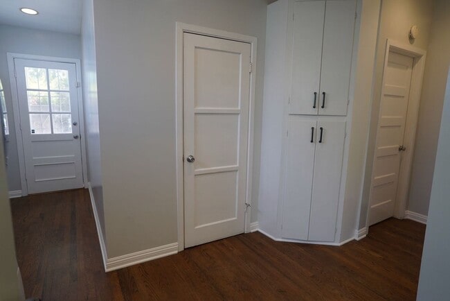 Building Photo - Spacious Silver Lake Charmer 2-bedroom, 1-bath home for Rent.