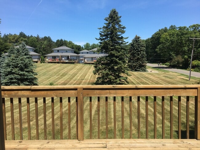 Building Photo - Large 2 Bdrm/2 Bath Condo 1 mile from Lake...