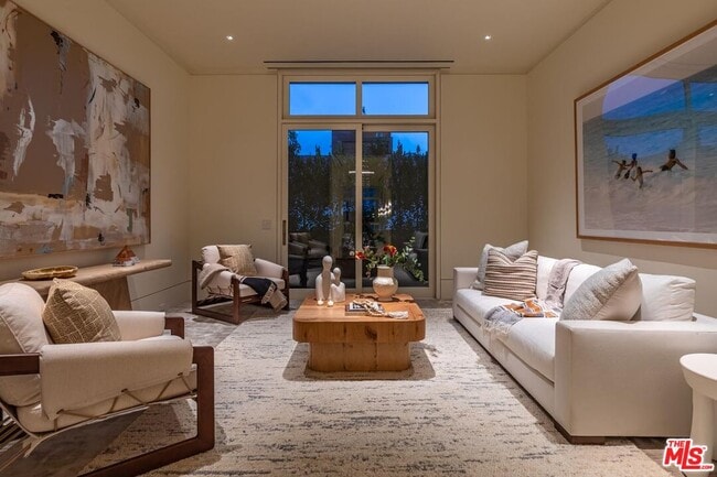 Building Photo - 455 N Palm Dr