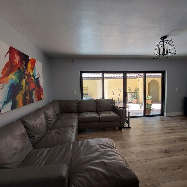 Building Photo - 3871 Alcantara Ave