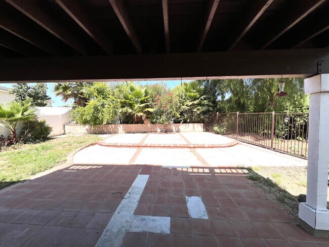 Building Photo - Beautiful 3 Bedrooms, 2.5 Bathrooms Single...