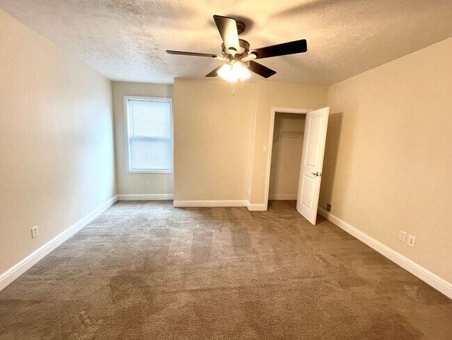 Building Photo - Amazing 4 Bedroom House! Hardwood, 2.5 Baths Stainless, A/C