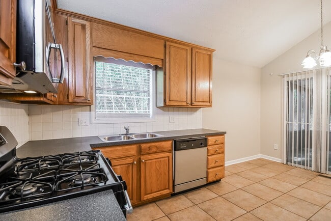 Building Photo - 185 Castleair Ct NE