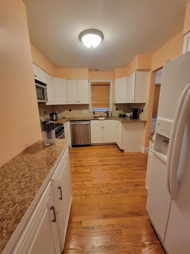 Building Photo - Spacious and Rare 3 Bd 2 Bath Near Fort Hill With Off Street Parking