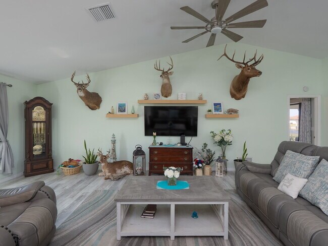 Building Photo - "Spacious 3-Bed Sanctuary with 3.5 Baths in Charming Port Charlotte!"