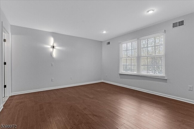 Building Photo - 56 Maple Ln