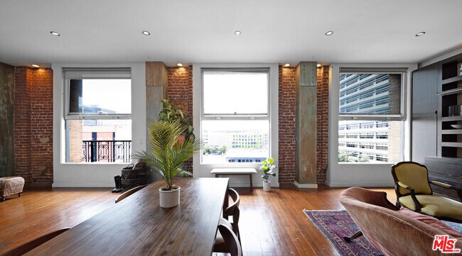 Building Photo - 257 S Spring St