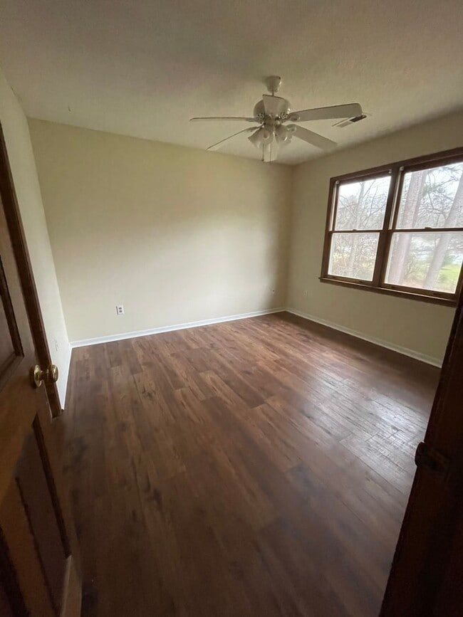 Building Photo - Lovely 2 bedroom 1.5 Bath  Townhome in Cit...