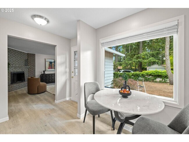 Building Photo - Updated renovations 3BD 2BA 1,050SQ FT in Lake Oswego