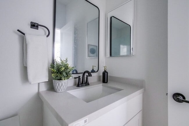 Building Photo - Beautiful downstairs unit 3bed/2 ba now available! Private Patio!! Marketing Description