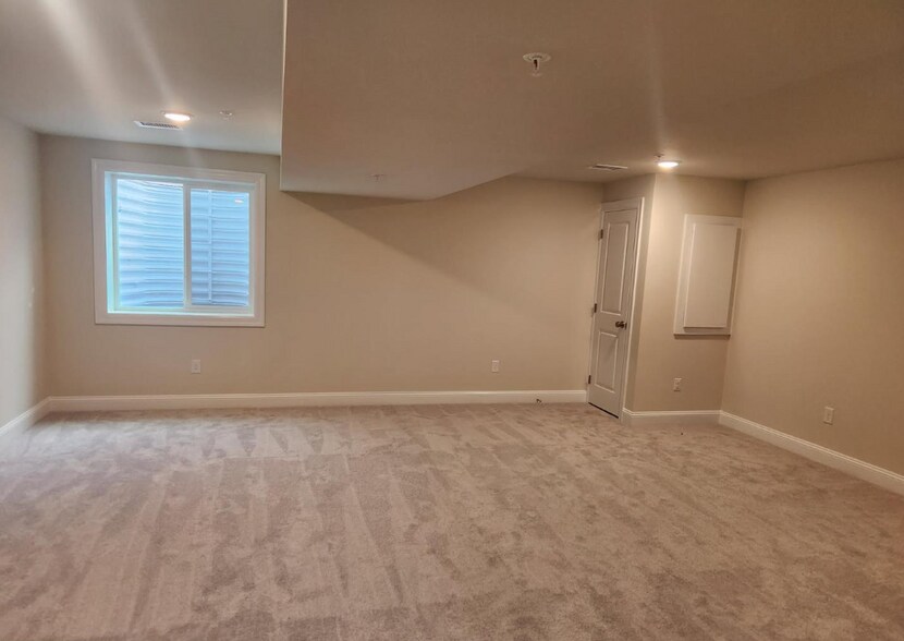 Building Photo - 328 Foxtail Ln