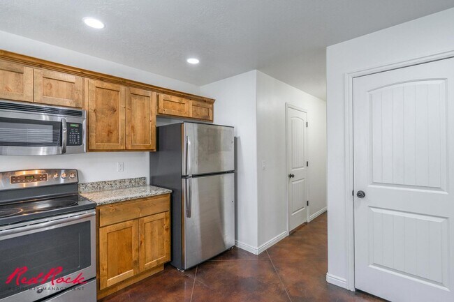 Building Photo - DOG-FRIENDLY 3 Bedroom Townhome with INTERNET INCLUDED!