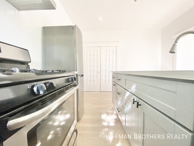 Building Photo - 402 N Ave 54