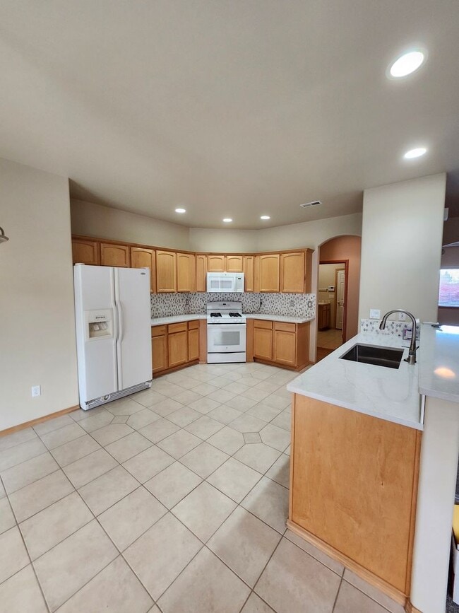 Building Photo - Stunning S. Richland Home- Home Office, Soaking Tub in Primary Suite Bathroom