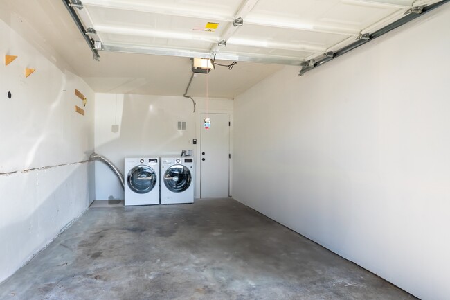 Building Photo - 906 N 101st St