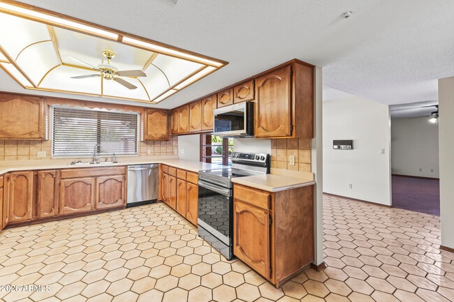 Building Photo - 1306 E La Vieve Ln