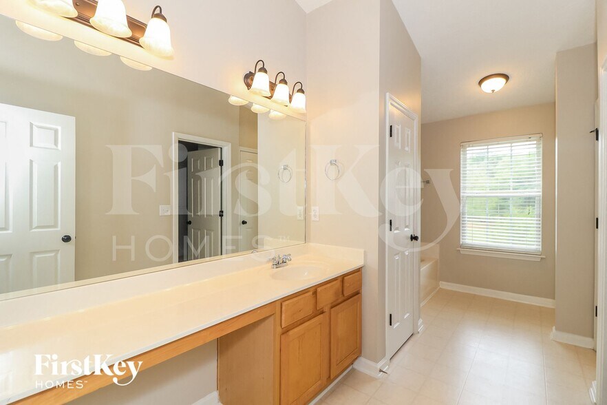 Building Photo - 8335 River Hill Commons Dr